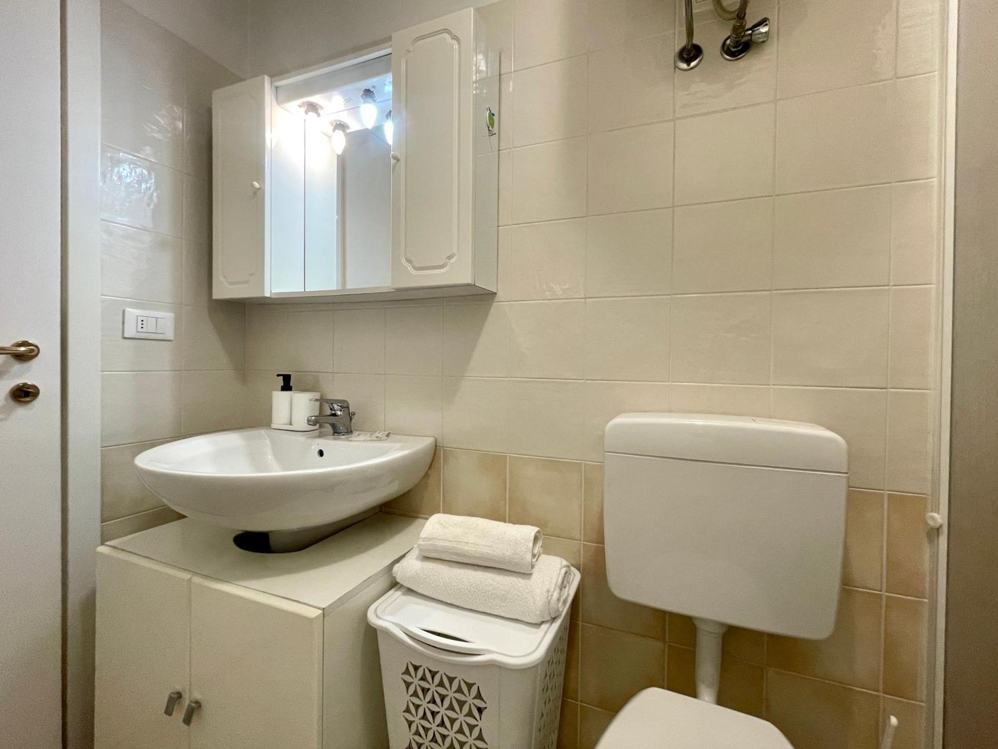 Apartment 150 Metri Dal Mare Bilocale Con Wi-fi In Centro. Loano